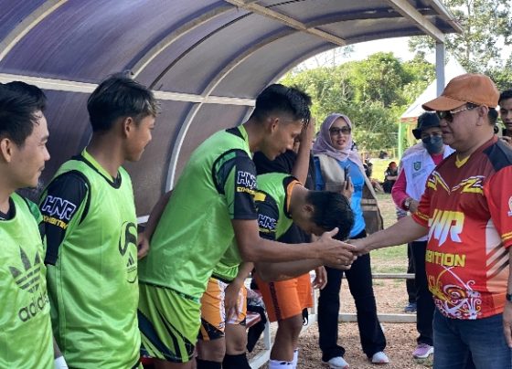 Bupati Kotim Halikinnor saat memberikan semangat kepada para pemain Sampit Selection, Minggu,4 Agustus 2024