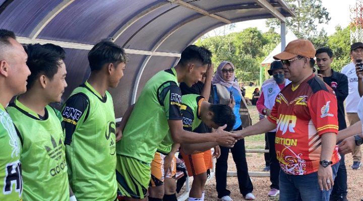 Bupati Kotim Halikinnor saat memberikan semangat kepada para pemain Sampit Selection, Minggu,4 Agustus 2024