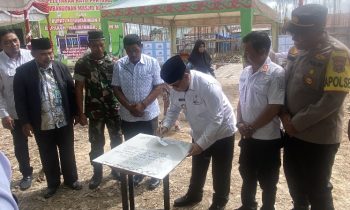 Bupati Kotim Halikinnor saat penandatangan prasasti Masjid Al Hijrah jalan Bumi Raya, Rabu, 7 Agustus 2024