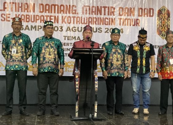 Bupati Kotim, Halikinnor selaku ketua DAD Kotim saat membacakan sambutan didampingi para damang, mantir adat dan DAD kecamatan, Sabtu, 3 Agustus 2024.