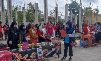 Dewan juri menilai hidangan lomba memasak hasil kebun sekolah SDN 4 Ketapang sebagai kegiatan peringatan HUT ke 79 RI, Jumat 16 Agustus 2024