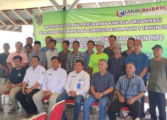 Foto bersama jajaran UPT KPHP Mentaya Tengah Seruyan Hilir dengan sejumlah KTH Perhutanan Sosial, usai melakukan sosialisasi beberapa waktu lalu.