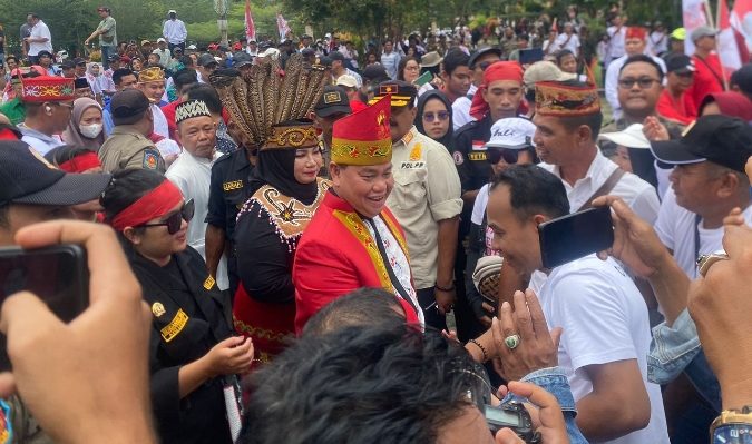 Halikinnor dan Irawati, disambut ribuan masyarakat saat deklarasi di Taman Kota Sampit, Kamis (298).