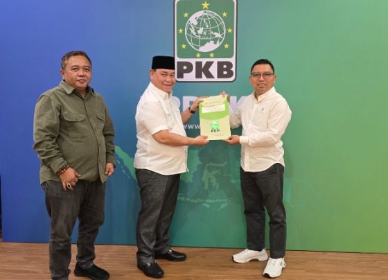 Halikinnor (peci hitam) saat menerima dokumen rekomendasi dari Partai Kebangkitan Bangsa, Rabu, 21 Agustus 2024.