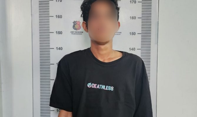 IN, tersangka pelaku pengancaman, usai diamankan petugas Polsek Baamang.