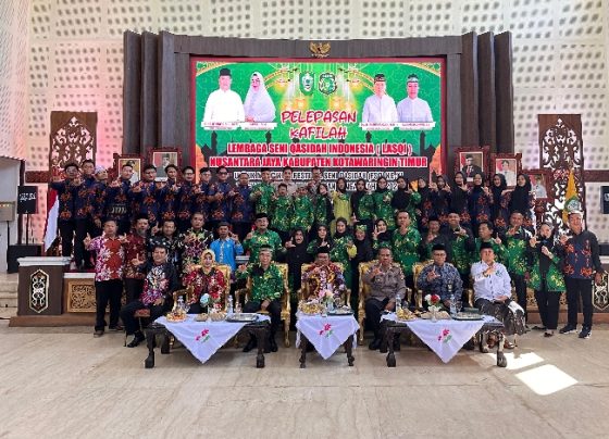 Kafilah FSQ Kotim berfoto bersama di aula rumah jabatan bupati Kotim, Kamis, 1 Agustus 2024