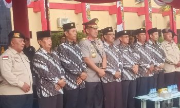 Kapolda Kalteng Irjen Pol Djoko Poerwanto berpoto bersama dengan sejumlah anggota yang sudah purna tugas usai upacara hari juang.