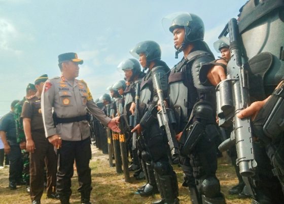 Kapolda Kalteng, Irjen Pol Djoko Poerwanto melakukan pengecekan personel.