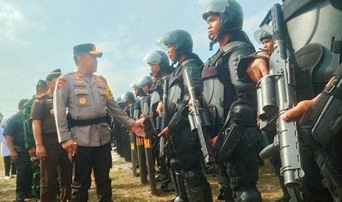 Kapolda Kalteng, Irjen Pol Djoko Poerwanto melakukan pengecekan personel.