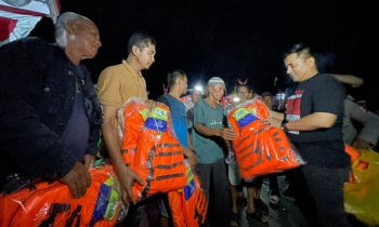 Kapolres Kotim AKBP Resky Maulana Zulkarnain menyerahkan bantuan life jaket untuk motoris kapal susur sungai di Dermaga Habaring.