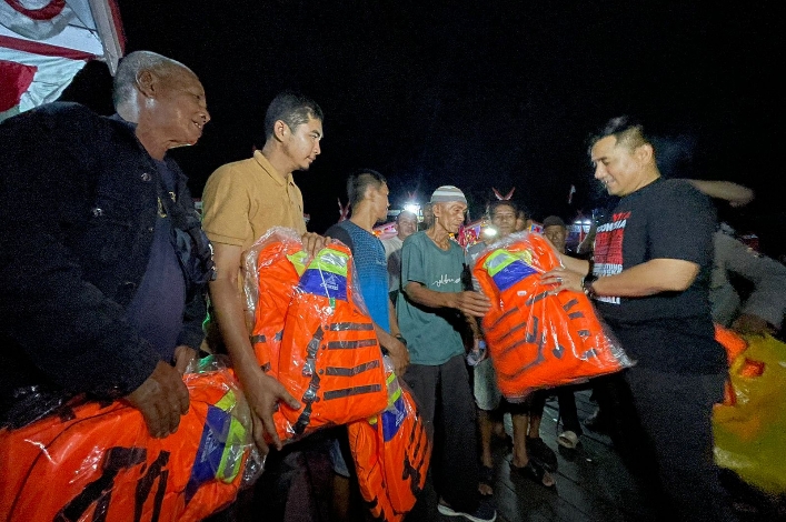 Kapolres Kotim Beri Bantuan Life Jacket kepada Motoris Susur Sungai
