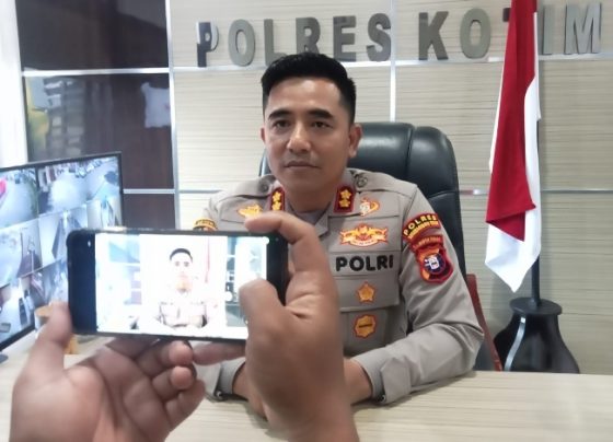 Kapolres Kotim AKBP Resky Maulana Zulkarnain saat diwawancarai wartawan.