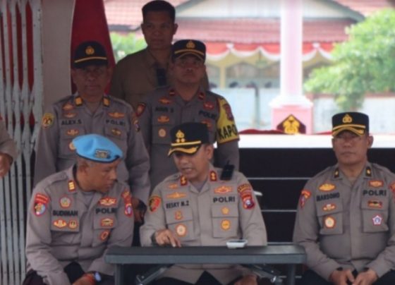 Kapolres Kotim AKBP Resky Maulana Zulkarnain saat pantau latihan Sispamkota