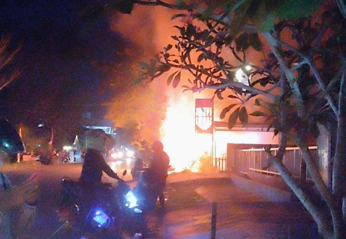 Diduga Sengaja Dibakar, Warung Warga Hangus Dilalap Api