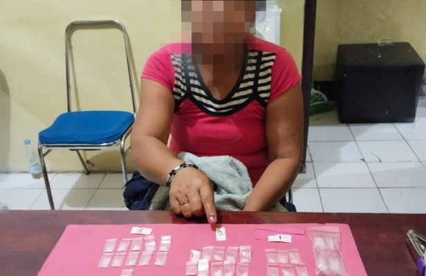 MW tersangka kasus narkoba bersama barang bukti saat diamankan Polsek Antang Kalang