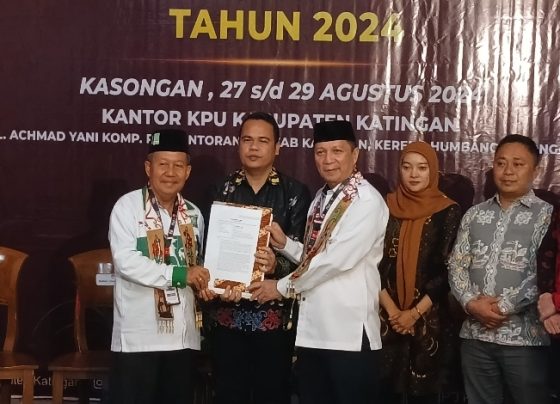 Pasangan Suhaemi Nikodemus yang diusung PKB dan PKS saat mendaftar sebagai calon bupati dan wakil bupati, Kamis malam, 29 Agustus 2024