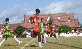 Pemain Sampit Selection berupaya merebut bola dari pemain Asing All Stars di Stadion 29 Nopember Sampit, Minggu, 4 Agustus 2024.