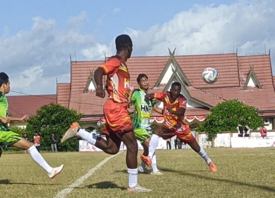 Pemain Sampit Selection berupaya merebut bola dari pemain Asing All Stars di Stadion 29 Nopember Sampit, Minggu, 4 Agustus 2024.