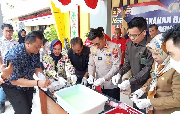 Pemusnahan barang bukti kejahatan narkotika oleh Polres Kotim, belum lama ini.