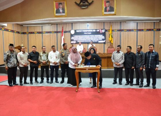 Penandatanganan Perda Pengakuan dan Perlindungan Masyarakat Hukum Adat oleh DPRD dan Pemkab Kotim, Rabu, 7 Agustus 2024