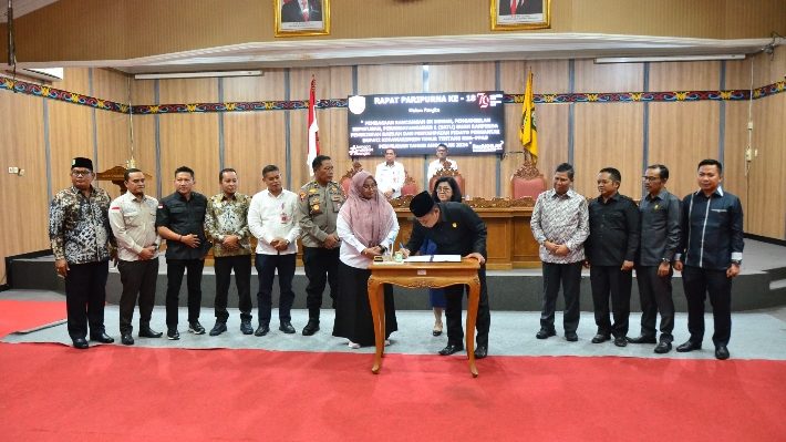 Penandatanganan Perda Pengakuan dan Perlindungan Masyarakat Hukum Adat oleh DPRD dan Pemkab Kotim, Rabu, 7 Agustus 2024