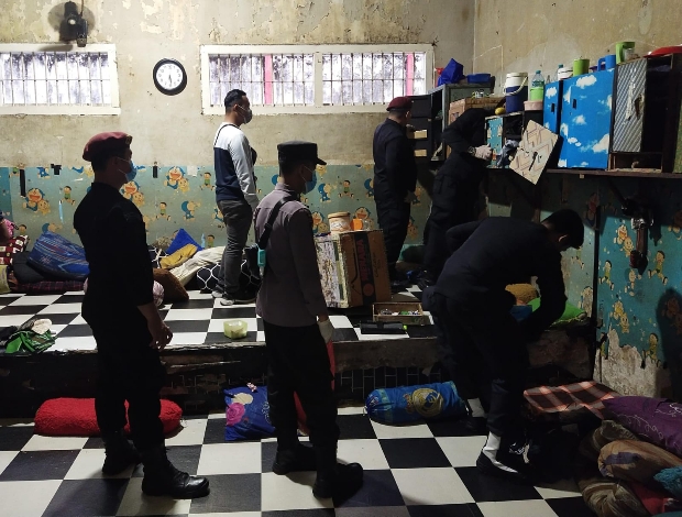 Petugas Gabungan Geledah Kamar Warga Binaan Lapas Sampit