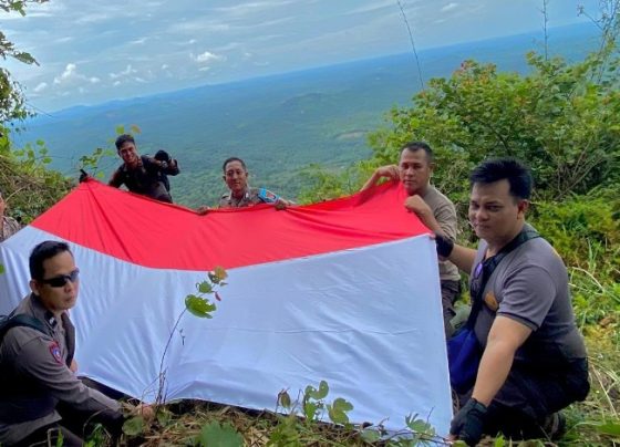 Pengibaran bendera di Bukit Santuai oleh Polsek Mentaya Hulu.