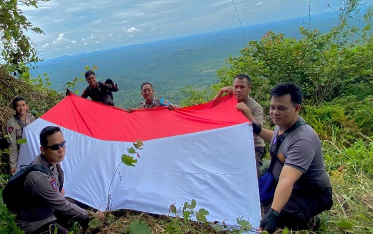 Pendakian 4 Jam Lewati Hutan Belantara, Polsek Mentaya Hulu Mengibarkan Bendera Merah Putih di DataranTertinggi Kotim