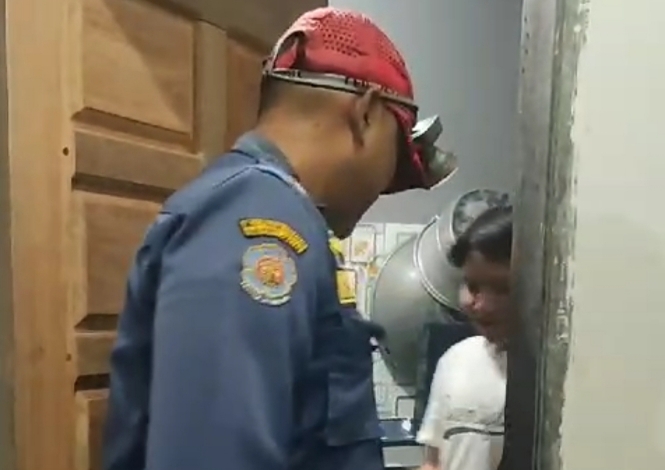 Petugas Disdamkarmat Kotim Selamatkan Seorang Remaja yang Terkunci di Kamar Mandi