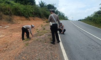 Petugas Satlantas Polres Kotim lakukan olah TKP usai insiden kecelakaan yang menewaskan pasutri di Kecamatan Parenggean.