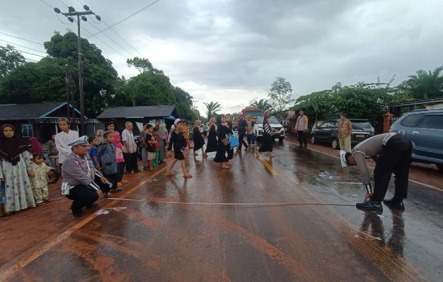 Petugas Satlantas Polres Kotim saat melakukan olah TKP di Jalan Tjilik Riwut, kilometer 42, Desa Luwuk Ranggan, Jumat, 30 Agustus 2024