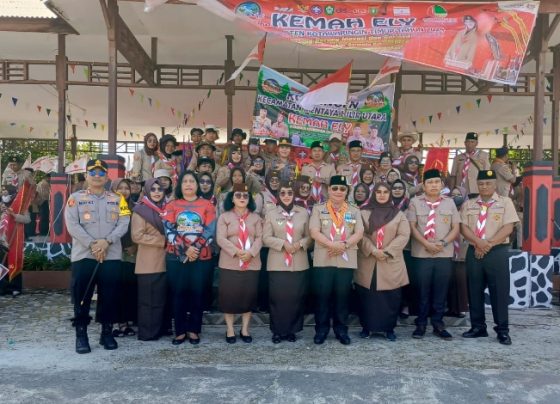 Pramuka Kecamatan MHU berfoto bersama dengan Bupati Kotim, Wakil Bupati Kotim beserta jajaran saat Kemah ELY beberapa waktu lalu.