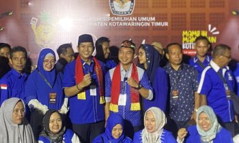 Rudidi dan Paisal, berfoto bersama dengan keluarga serta kader Partai Amanat Nasional, usai mendaftar ke KPU Kotim, Kamis, 29 Agustus 2024