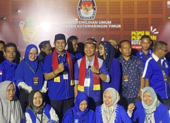 Rudidi dan Paisal, berfoto bersama dengan keluarga serta kader Partai Amanat Nasional, usai mendaftar ke KPU Kotim, Kamis, 29 Agustus 2024