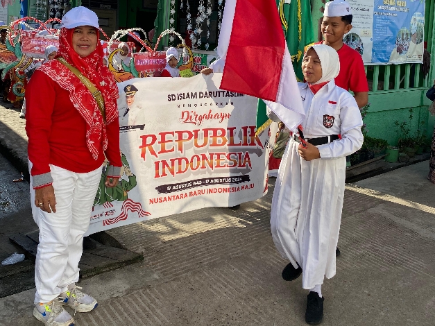 SD Islam Daruttaslim Gelar Pawai Peringatan HUT Ke-79 Kemerdekaan RI