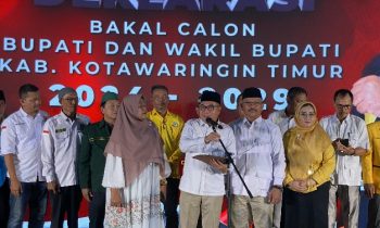 Sanidin dan Siyono didampingi istri dan partai pengusung saat melakukan deklarasi di Gedung Serbaguna, Rabu, 28 Agustus 2024.