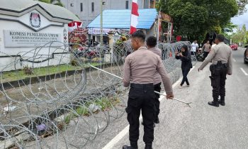 Satsamapta Polres Kotim pasang kawat berduri di depan Kantor KPU Kotim, Selasa, 27 Agustus 2024.