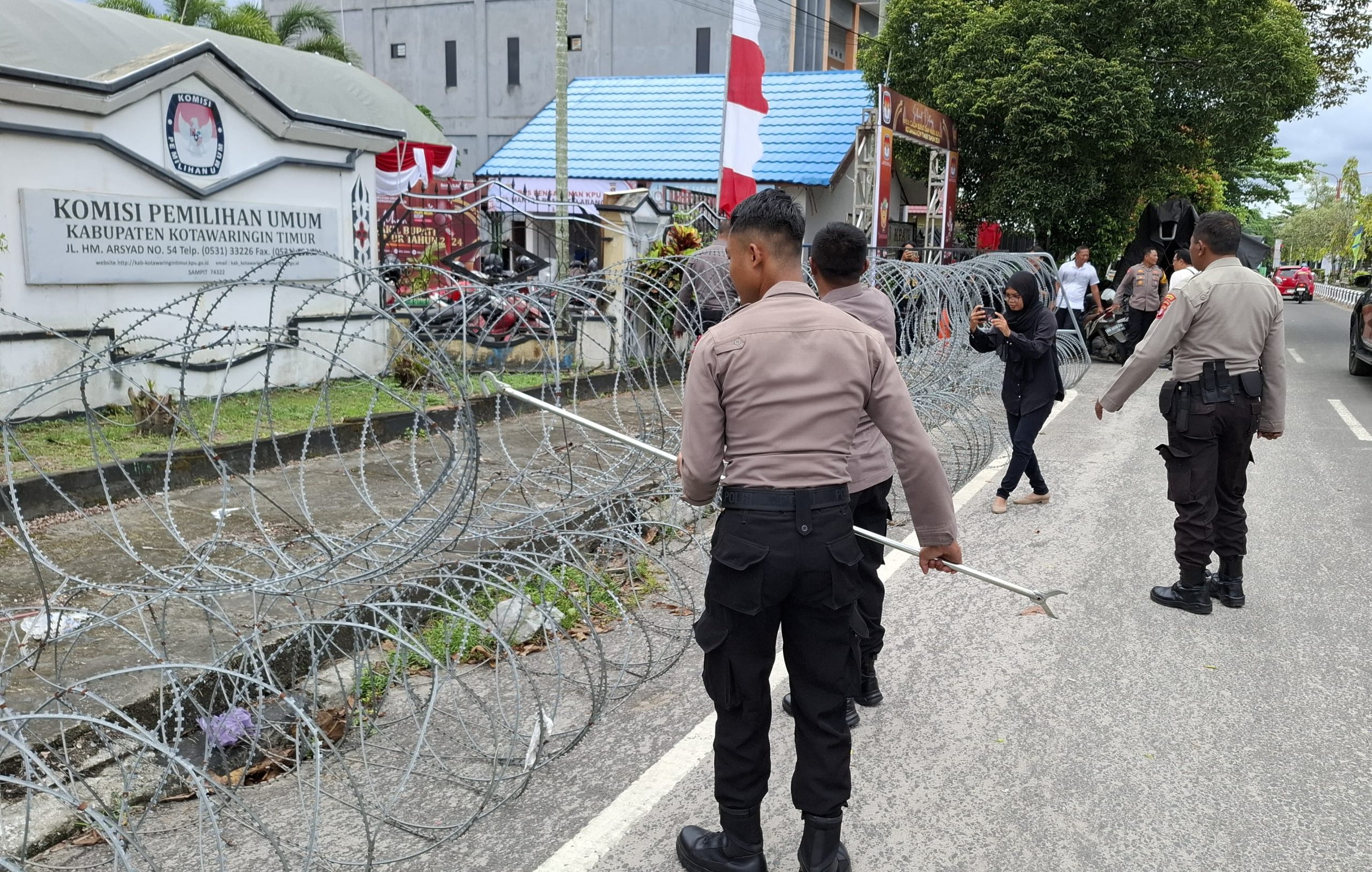 Polisi Pasang Kawat Berduri dan Sinar X Perkuat Pengamanan Kantor KPU Kotim