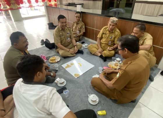 Sejumlah kepala perangkat daerah di Kotim saat mengikuti lomba domino, Selasa, 13 Agustus 2024.