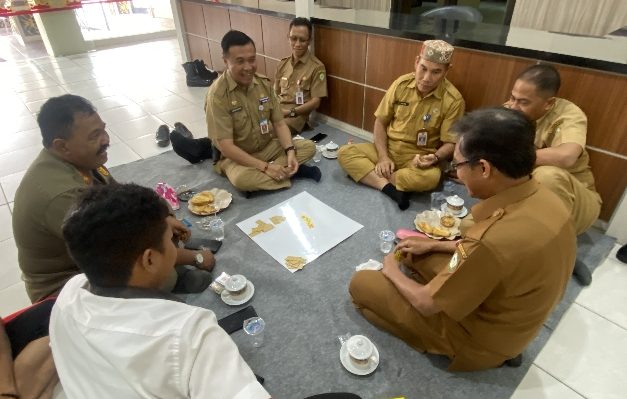 Sejumlah kepala perangkat daerah di Kotim saat mengikuti lomba domino, Selasa, 13 Agustus 2024.