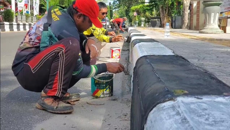 Trotoar dan Median Jalan di Sampit Dipercantik Sambut HUT-RI