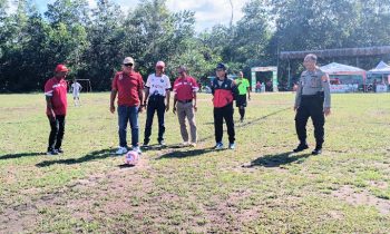 Sekretaris Dispora Ubaidillah (topi cokelat) saat membuka pertandingan sepak bola kemerdekaan, Sabtu, 3 Agustus 2024.