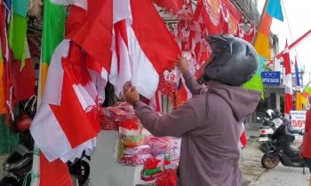 Seorang pembeli saat memilih bendera di lapak jual bendera, di Jalan Achmad Yani, Kecamatan Mentawa Baru Ketapang, Sampit.