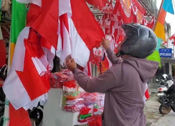 Seorang pembeli saat memilih bendera di lapak jual bendera, di Jalan Achmad Yani, Kecamatan Mentawa Baru Ketapang, Sampit.