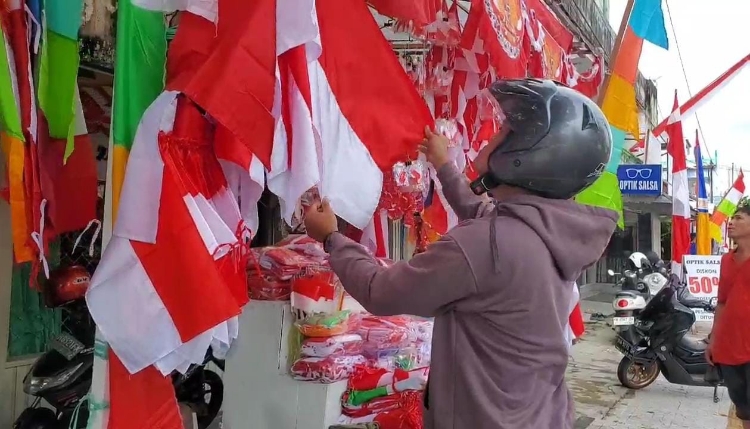 Penjual Bendera Dadakan Bermunculan di Sampit
