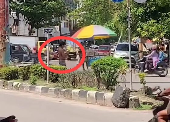 Seorang pria membawa senjata tajam berkeliaran sekitar Bundaran Favo Sampit.