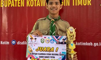 Siswa SMP Muhammadiyah Sampit, Raihan Raditya Rachmansyah mendapatkan penghargaan setelah berprestasi pada O2SN karate putra 2024