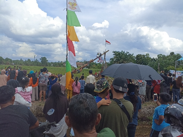 Lomba 17 Agustusan Kelurahan Baamang Hulu: Menggalau Iwak hingga Panjat Pinang Miring