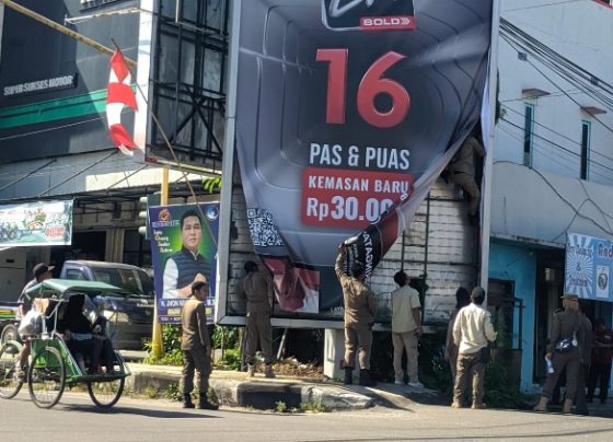 Tim Trantibum Kotim saat melakukan penertiban reklame iklan rokok di Jalan MT Haryono, Kecamatan Mentawa Baru Ketapang, Sampit, Kamis, 1 Agustus 2024.