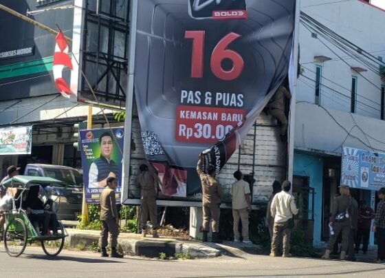 Tim Trantibum Kotim saat melakukan penertiban reklame iklan rokok di Jalan MT Haryono, Kecamatan Mentawa Baru Ketapang, Sampit, Kamis, 1 Agustus 2024.